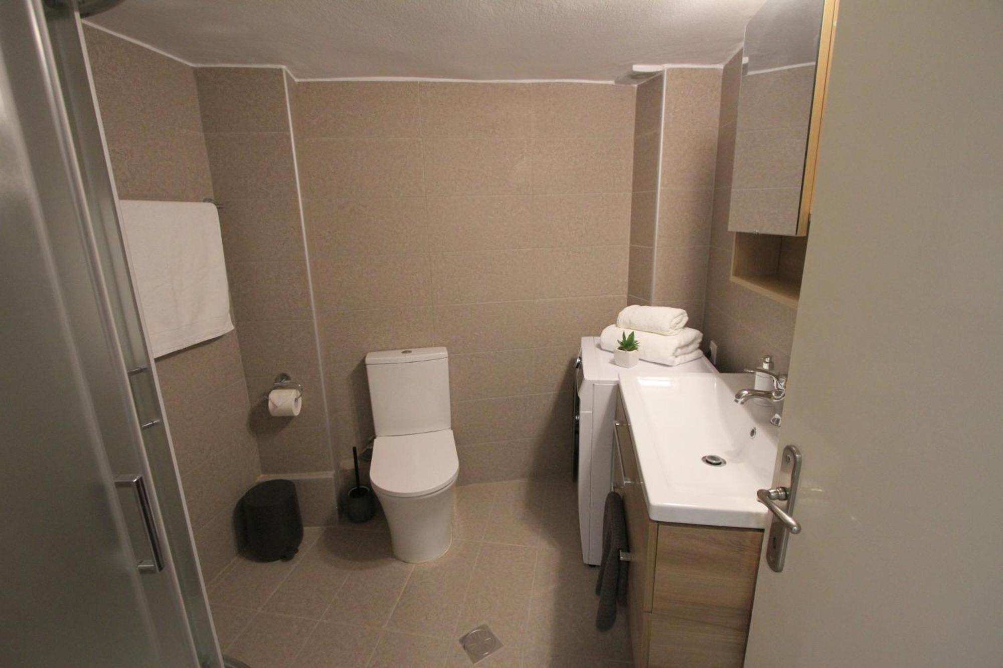 Newly Renovated 2 Bedroom In Appartement
